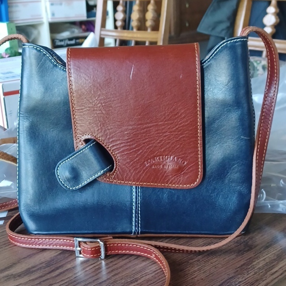 L’Artigiano crossbody purse made in Italy all leather adjustable strap, 10x8x3